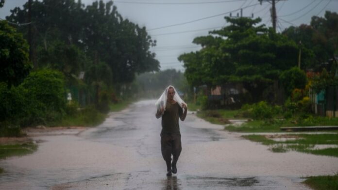 Reportan inundaciones en el occidente de Cuba por el huracán Helene