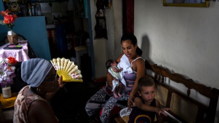 Entre basureros, hambre y oscuridad Cuba colapsa, opinan desde la isla