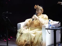 Omara Portuondo sacada en brazos de un concierto en Barcelona, desorientada