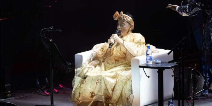 Omara Portuondo sacada en brazos de un concierto en Barcelona, desorientada