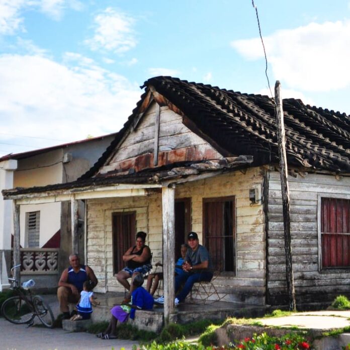 Conversation Among Friends, Camagüey, Cuba – Photo of the Day – Havana Times