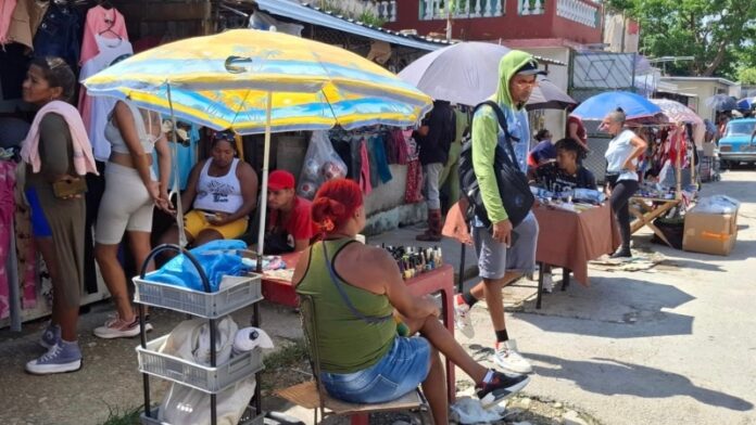 Gobierno cierra uno de los mercados callejeros más grandes de La Habana: “La Policía no deja a nadie acercarse”