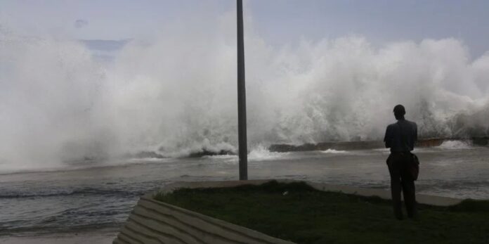 El Malecón de La Habana ya recibe las fuertes marejadas del huracán Milton