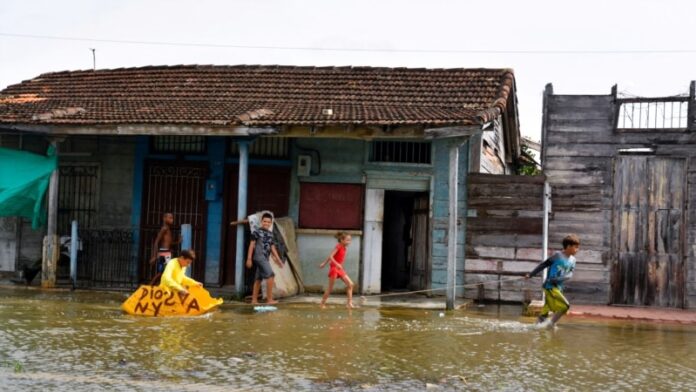 Cubanos describen el impacto de Milton en el occidente de la isla