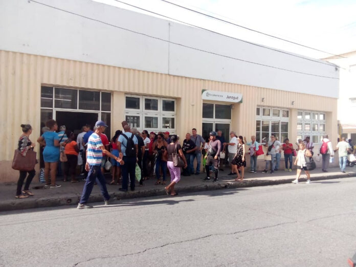 Cubans Take Advantage of the Workday To Stand in Lines – Havana Times