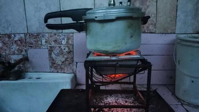 Cubans Take Out Their Old Charcoal Stoves – Havana Times