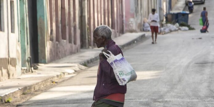 Más del 39% de los pensionados en Cuba recibe menos de cinco dólares (USD) al mes