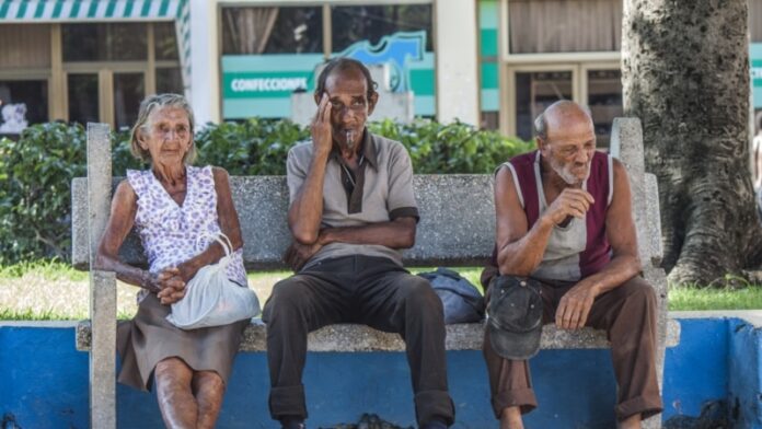 Casi la mitad de los ancianos en Cuba cobran menos de cinco dólares al mes por su jubilación