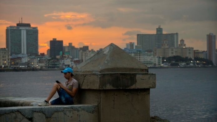 Denuncian mayor criminalización en Cuba a la actividad en redes y violaciones a la privacidad de los usuarios