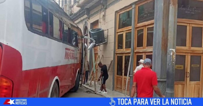 Accidentes en La Habana: Aparatoso choque de un bus de Transmetro contra un edificio