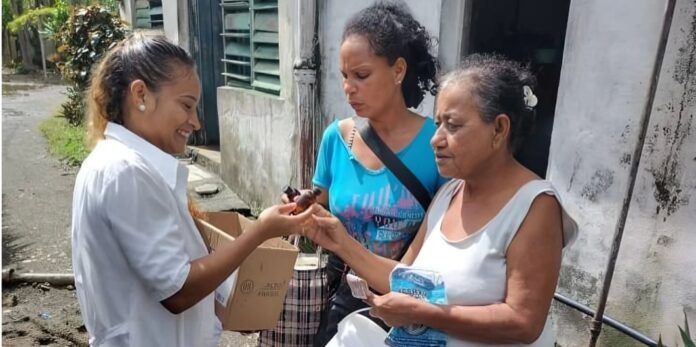 Venden hipoclorito y medicina natural a afectados por huracán Oscar en Baracoa