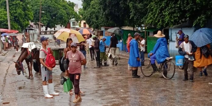 “Sin electricidad y sin comida”: Santiagueros en medio de intensas lluvias