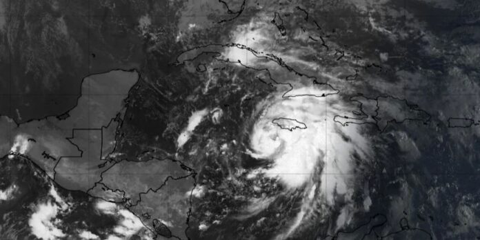 Meteorólogos prevén que la tormenta tropical Rafael llegará a Cuba como huracán