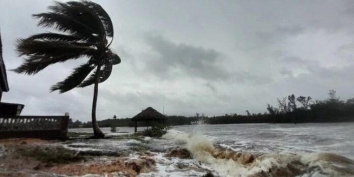 Colapsa sistema electroenergético por “fuertes vientos” de huracán Rafael