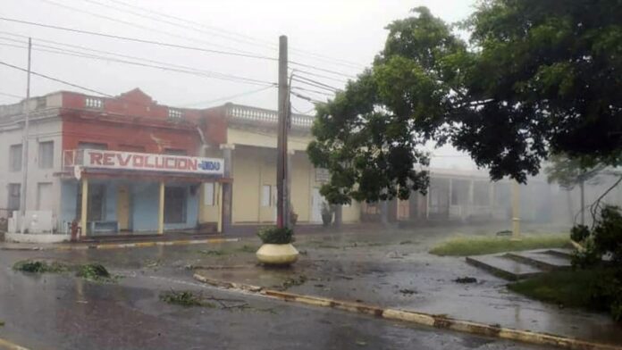 Rafael toca tierra en Cuba por Artemisa como un poderoso huracán categoría 3