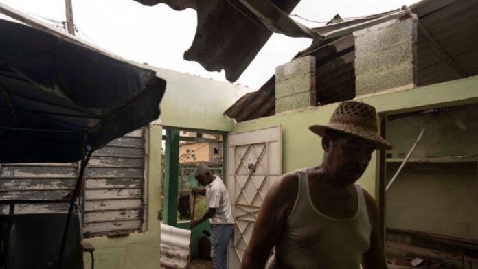 Huracán deja considerables daños en Cuba; en La Habana alertan sobre posibles derrumbes