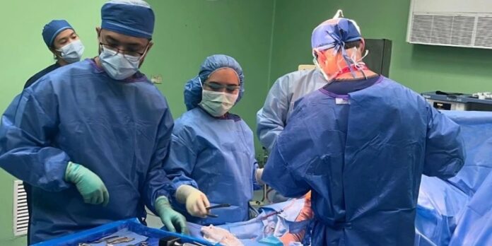 Médicos de EE.UU. operan en La Habana a 70 cubanos con artritis y otras afecciones óseas