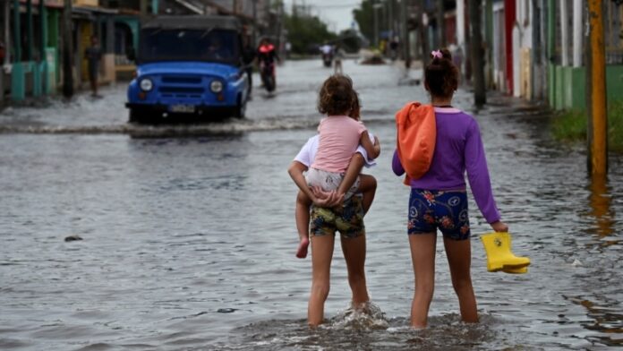 Cubanos afectados por el huracán Rafael siguen viviendo una pesadilla