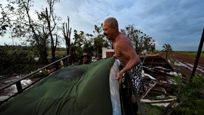 “Aquí no se ha podido recuperar nada”: testimonios de cubanos tras el huracán Rafael y los terremotos