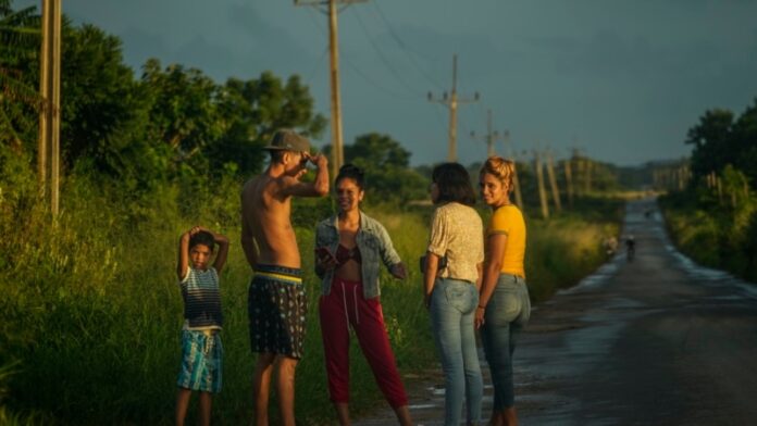 “No hay esperanzas”: Cubanos hablan de la escasez y los prolongados apagones en todo el país