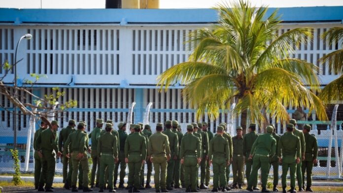 Madre de preso político denuncia violaciones en prisión de La Habana e identifica al oficial que las ejecuta