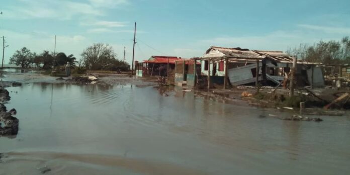 Residentes de Playa Guanímar denuncian “abandono” tras el paso del huracán Rafael