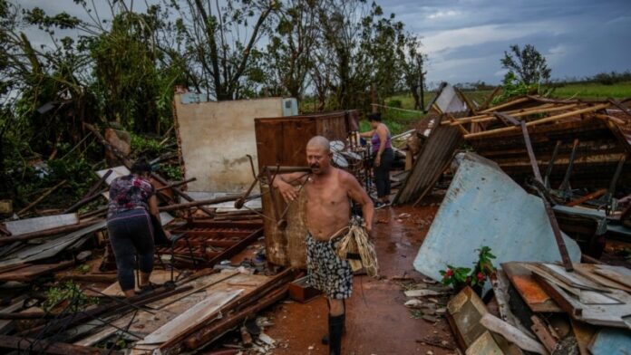 Familias cubanas que lo perdieron todo por los huracanes se sienten desamparadas por el Estado