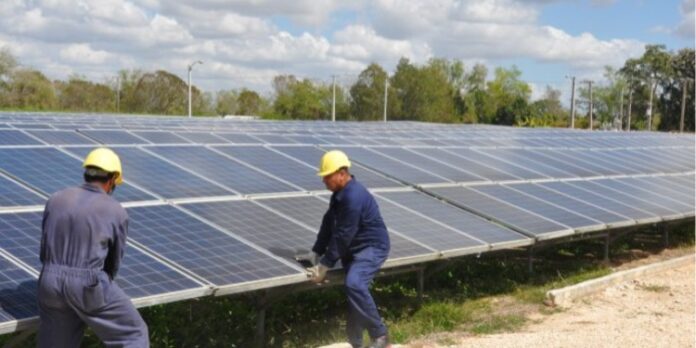 Régimen presume tres parques solares… con ocho termoeléctricas fuera de servicio