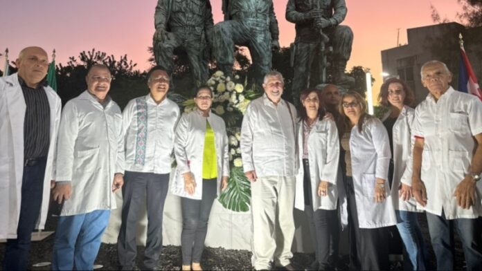 Exponen complicidad de México en explotación de médicos cubanos; abogado constata abusos al personal