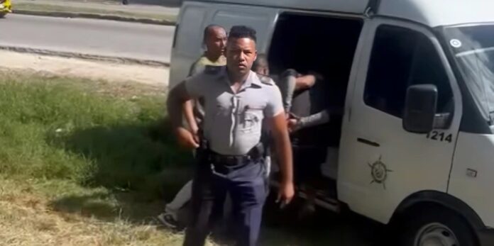 Unos 12 detenidos tras enfrentamiento entre policías y vecinos en La Habana