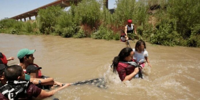 Entrar por frontera con menores de edad pone en riesgo la residencia, advierte experto