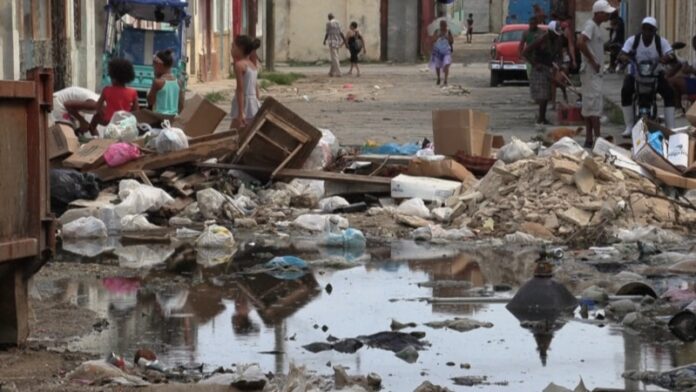 “Ya no piden dinero, piden comida”: Cada vez es más frecuente ver jóvenes viviendo en las calles de La Habana