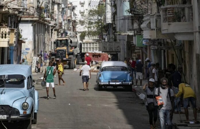 Díaz-Canel admite que Cuba vive “prácticamente al día”. Comvoca a una “marcha del pueblo combatiente”