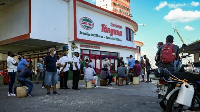 Hasta tres días de cola para comprar gasolina en Cuba: “Esto es insoportable”