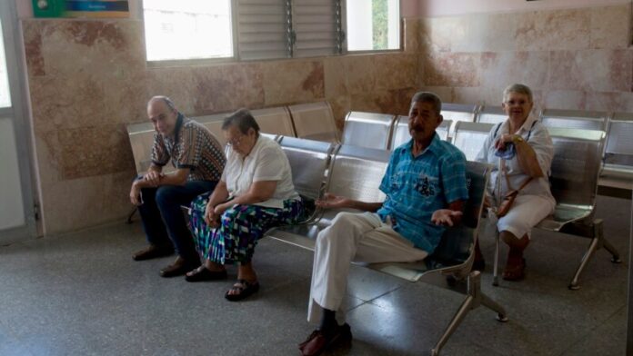 Gobierno reconoce mala calidad de los servicios de salud en Cuba: Más del 70% de las medicinas en falta