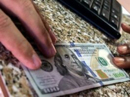 Precio del dólar en el mercado informal cubano cae esta Navidad