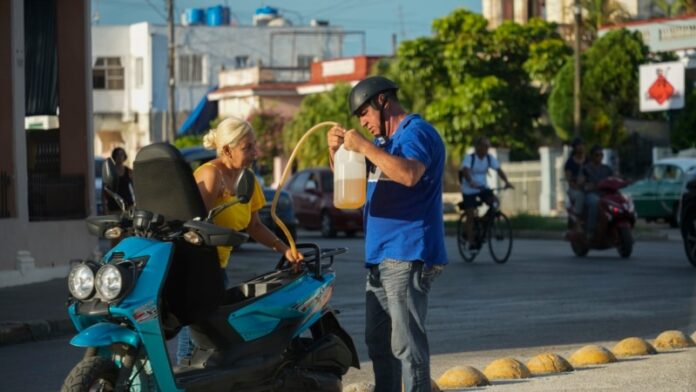 Cuba recibe el 2025 con apagones y una crítica escasez de combustible: “Todo es un caos”