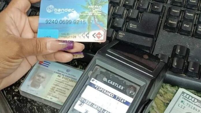 Banco cubano prioriza a quienes saquen tarjetas prepago en dólares