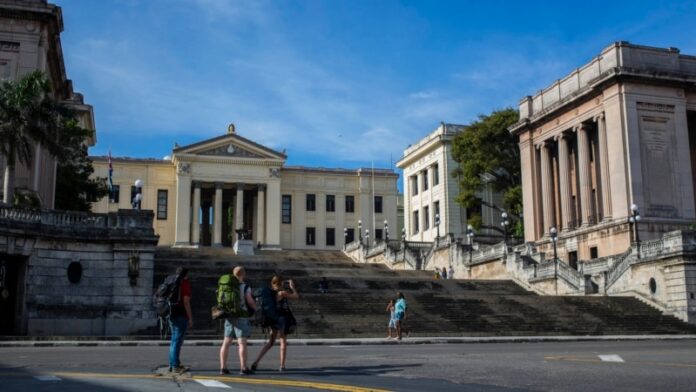 Cada vez menos jóvenes estudian la carrera de Periodismo en Cuba, según OLA