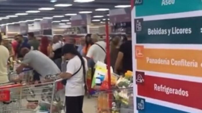 Llueven críticas por supermercado en Cuba que solo acepta dólares: “un inaudito acto de villanía”