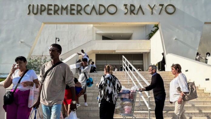 El mercado solo en dólares en el que la mayoría de los cubanos no pueden comprar