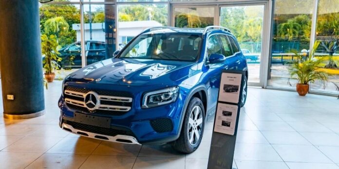 “Alta demanda” en Cuba para comprar autos de Mercedes-Benz: citas están saturadas