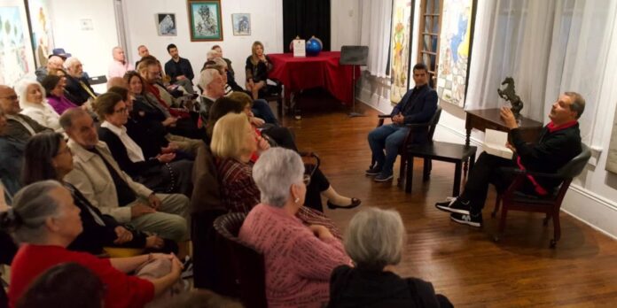 “Este libro es el exilio”: William Navarrete durante la presentación de 'Como el ave fénix'