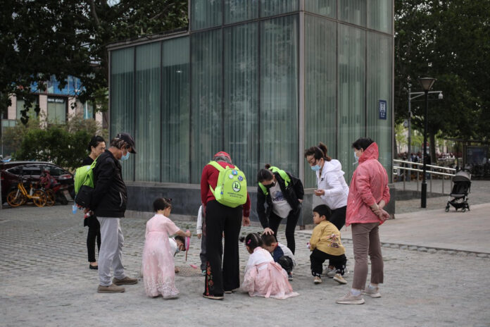 China perdió 1,39 millones de habitantes en 2024 y su población cae por tercer año seguido