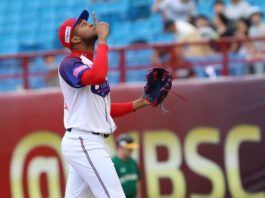 El lanzador cubano Raidel Martínez recibe tratamiento de estrella en Japón