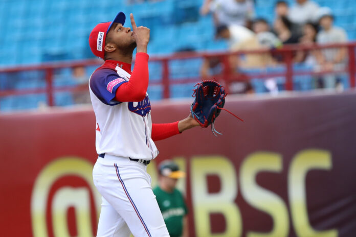 El lanzador cubano Raidel Martínez recibe tratamiento de estrella en Japón