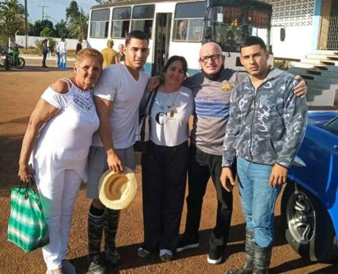 Félix Navarro celebra el “batallar” de tres Damas de Blanco aún presas del régimen cubano