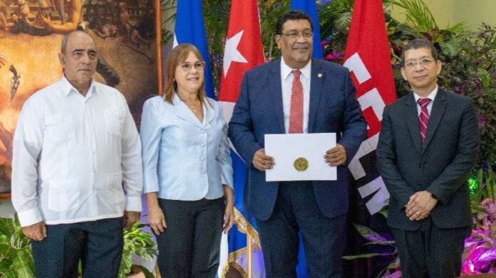 Al recibir a la embajadora de Cuba, Nicaragua destaca que sus países están “en la primera trinchera de combates”