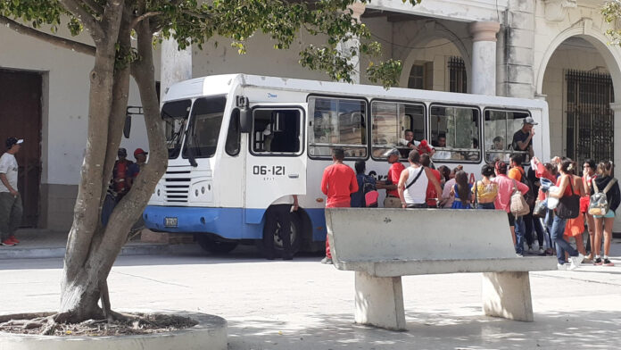 Familias angustiadas despiden en Manzanillo a sus hijos convocados para el Servicio Militar