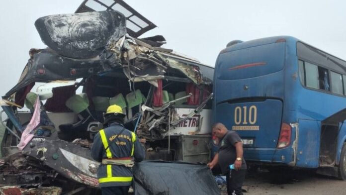 Accidente masivo entre dos guaguas en Morón rumbo a la cayería: al menos 6 muertos